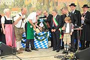 Dachaus Oberbürgermeister Peter Bürgel stach am 11.08. mit 2 Schlägen das erste Fass Festbier an (©Foto: Martin Schmitz)